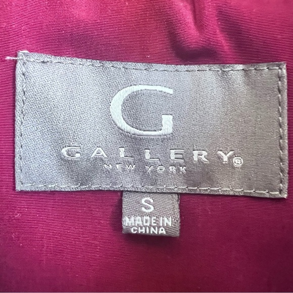 Gallery NWOT Quilted Burgundy Jacket with Gold Buttons embellishment Size S - Picture 4 of 11